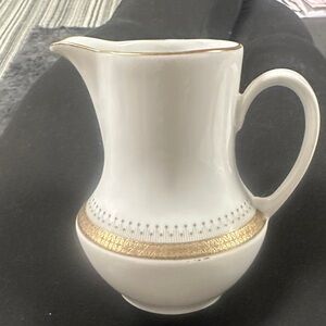 Wiuterliug China                 Elegant little 4” white and Gold Pitcher